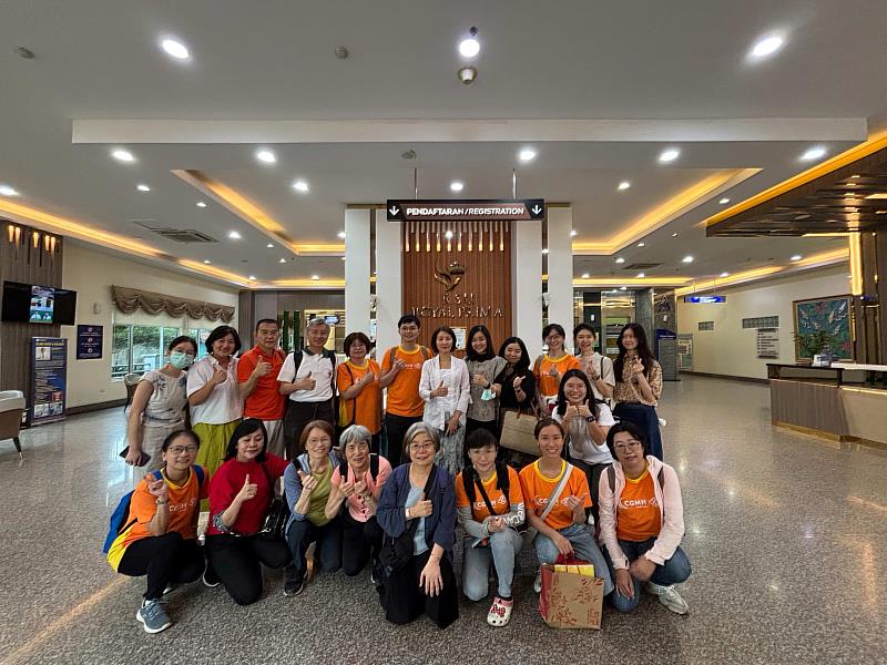 志工團走訪棉蘭最大私人醫院。（圖由靈鷲山佛教教團提供）