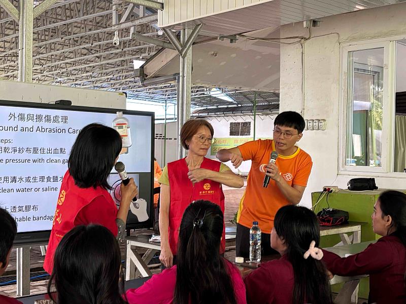 醫療團隊安排教師外傷處置課程。（圖由靈鷲山佛教教團提供）