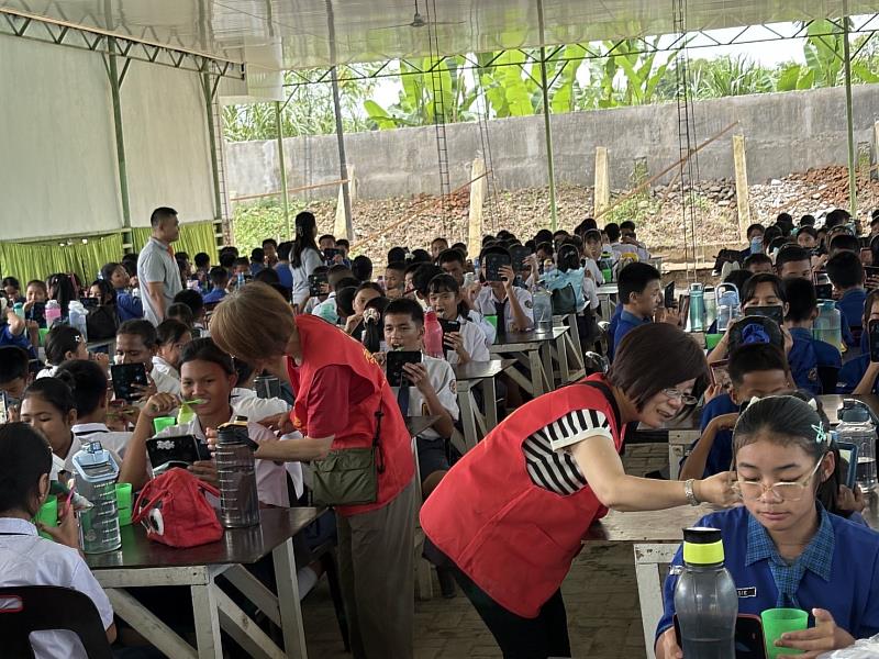 志工團替老師與種子學生加強口腔衛教。(圖由靈鷲山佛教教團提供)