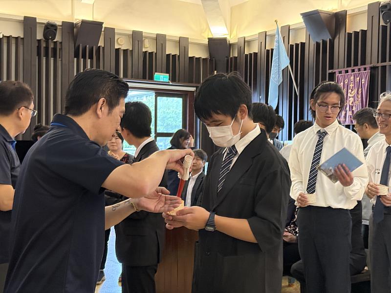 校友總會陳建宏副理事長與陳詩銘秘書長點燃成年同學手中的蠟燭，延續聖約翰傳承「光與真理」的傳統，象徵聖約翰3F精神代代相傳繼續在這一棒一棒的傳承中延續。