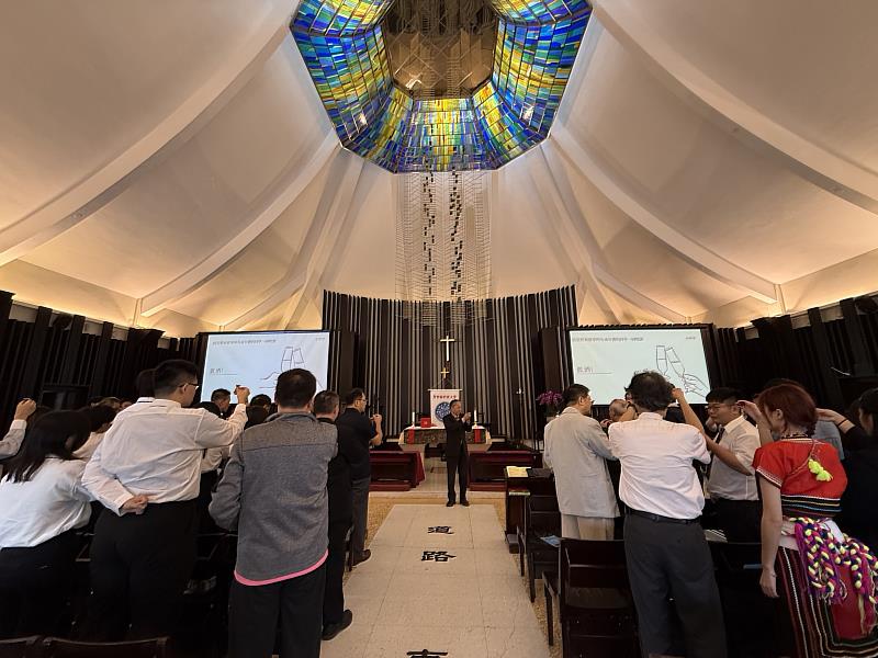 全體來賓在唐彥博校長帶領下共同舉杯啜飲成年酒，甘甜的葡萄酒寓意成長的旅程將化為祝福與喜悅，為成年禮增添深刻意涵。