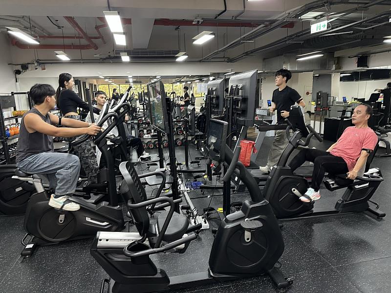 AI智慧T-SoX環狀運動器材與場地－板橋永翠香社場館，同學可面對面彼此加油與監督，增加運動的樂趣與互動。