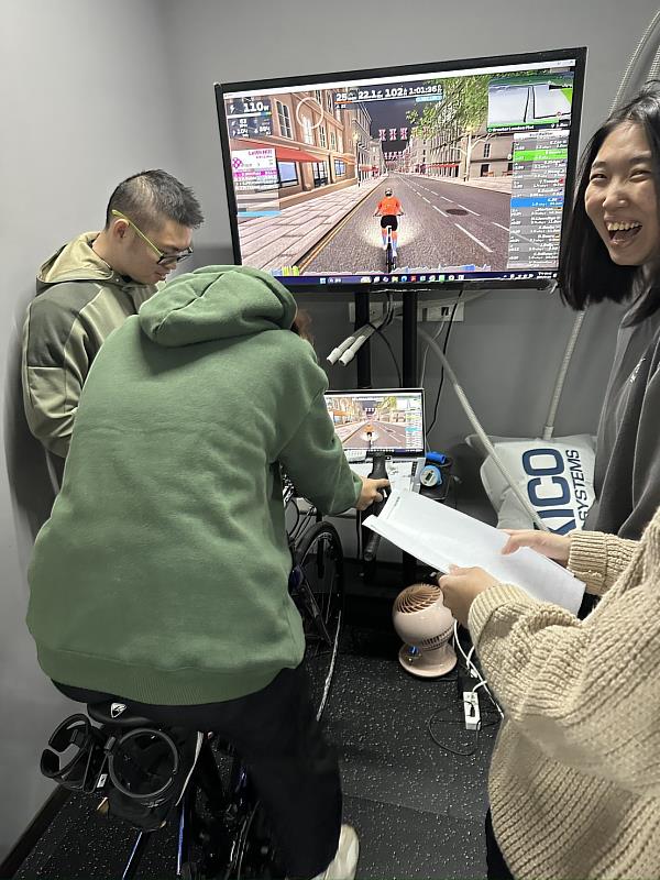 未來新趨勢-T-SoX自產的訓練台，具藍芽科技FTMS與多種軟體運動結合，樂趣無窮，手機與平板或電腦都可使用。