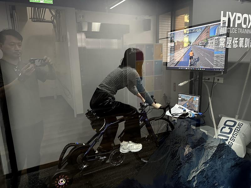 運用常壓低氧Hypoxico訓練艙，進行騎行心肺科技訓練16.5%低氧訓練，與Zwift軟件約騎英國倫敦街道，與全球會員異地同時互動訓練。