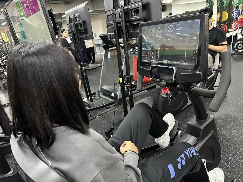 學生藉由T-SoX離心車正轉方向，穿戴心律錶檢測自己Vo2Max，以每分鐘升10W阻力，測驗出自己的次大攝氧量。
