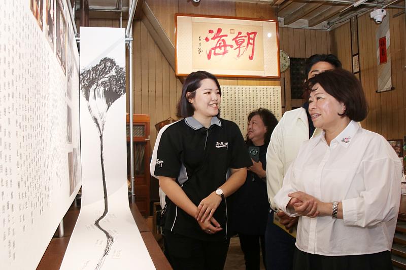市長黃敏惠參觀朝海裱畫首次導覽及交流。