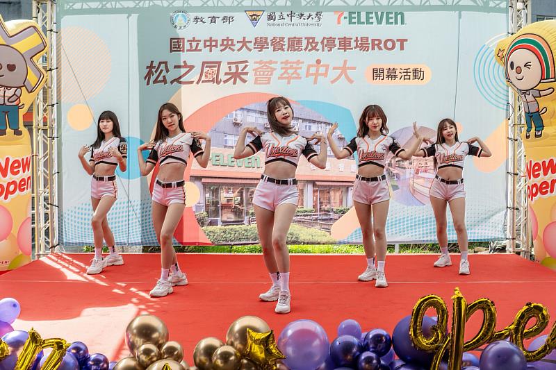 統一獅啦啦隊現場應援，象徵校園空間轉型與創新服務的新里程。