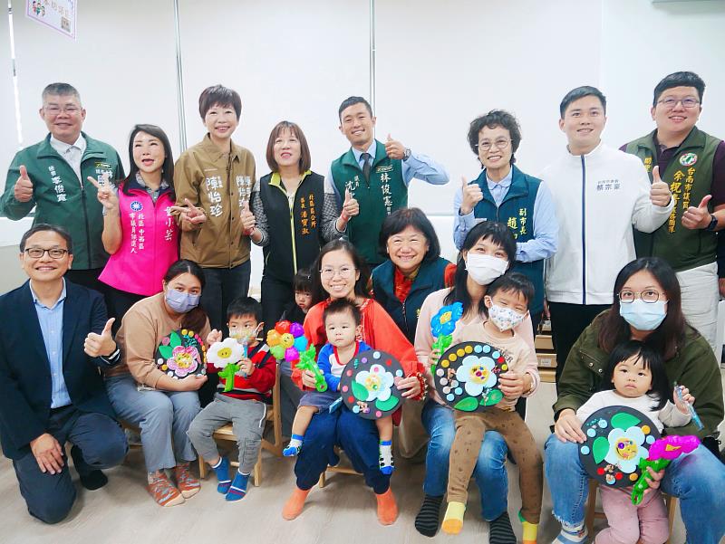 開幕典禮出席貴賓、社區家長與幼童、崑大團隊合影。