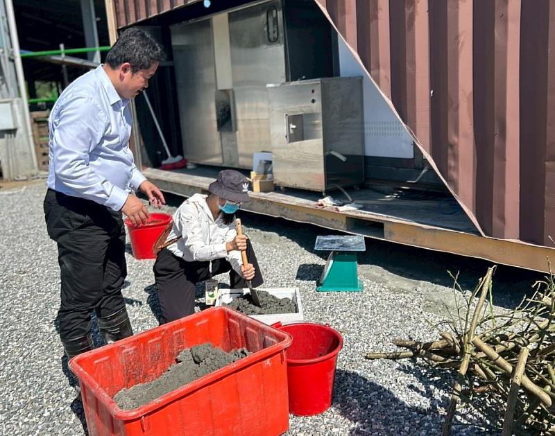災後淤泥混拌熟成牛糞有機質與生物炭。（有限責任花蓮縣綠電學習社區合作社提供）