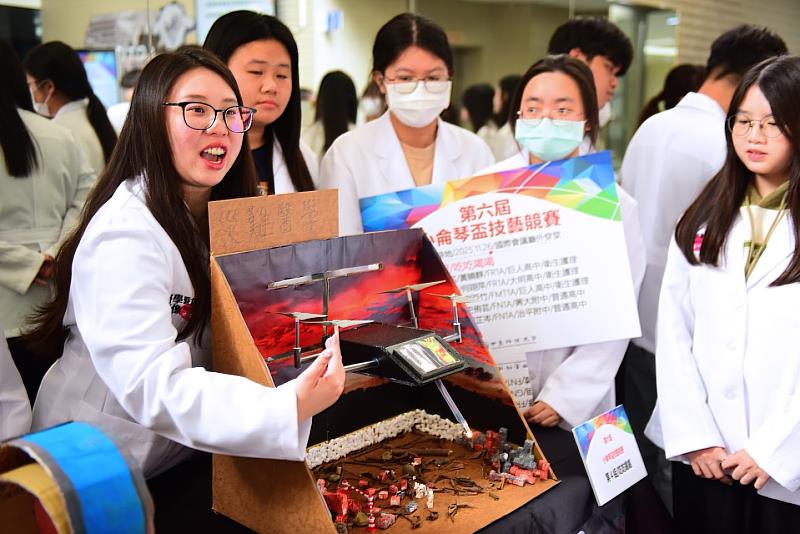 同學們解說參選作品。