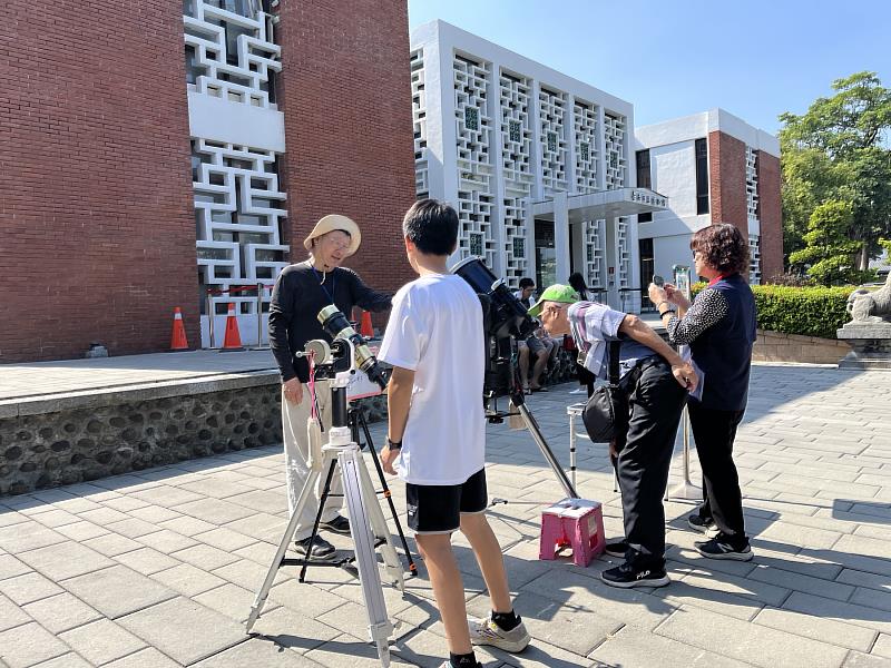 日本工程師於臺南市立博物館前開辦太陽觀測,民眾排隊感受天文之美。