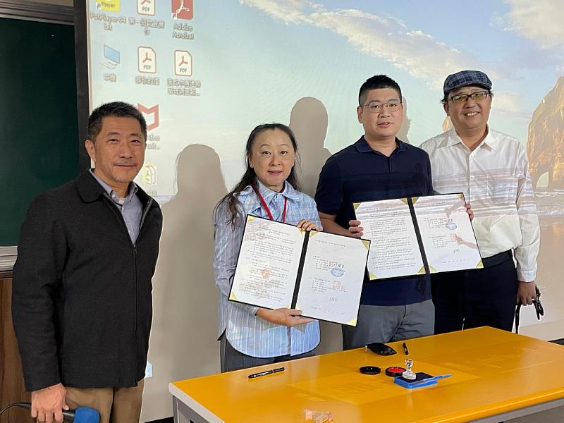 雲科大文資系與詮華測繪股份有限公司舉行MOU簽署儀式，由左至右分別為徐慧民副教授、林蘭東主任、彭德熙副總、李信慧副總。