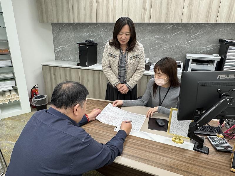 宏泰人壽客服人員成功阻詐，以實際行動落實公平待客及高齡關懷。照片為示意圖，非當事人。