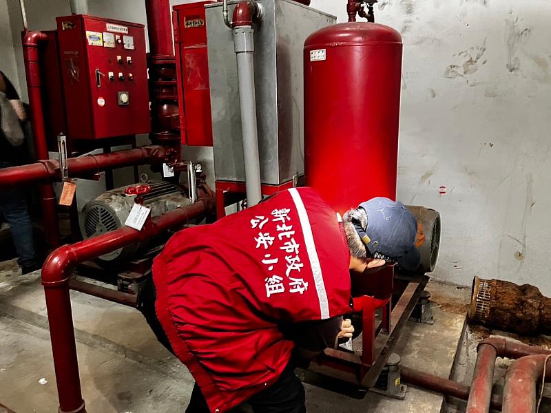 新北市政府公安小組執行大樓消防安全設備檢查。