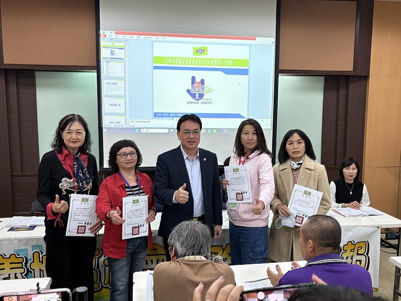 救國團翁副主任宏文致贈感謝狀予各單位會長。