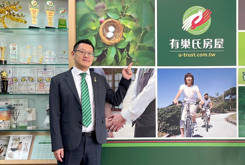 有巢氏房屋平鎮南勢中豐加盟店東徐銘志不僅是平鎮區在地房市專家，更以誠實服務助客戶渡過難關。（永慶房產集團提供）