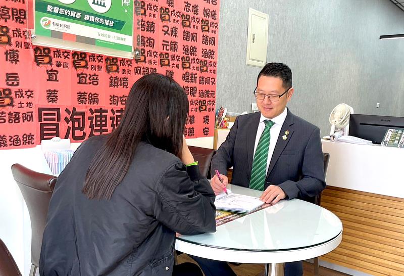 徐銘志店東（右）憑藉專業、誠實態度和完整資訊揭露，贏得在地好口碑。（永慶房產集團提供）