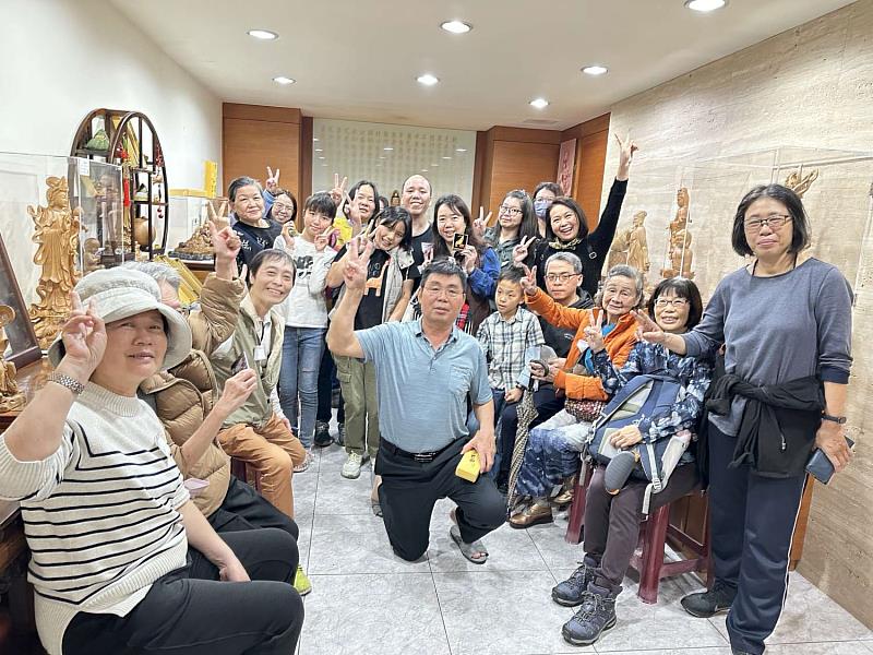 工藝巡禮葉佳讓老師與民眾在工作室合影。