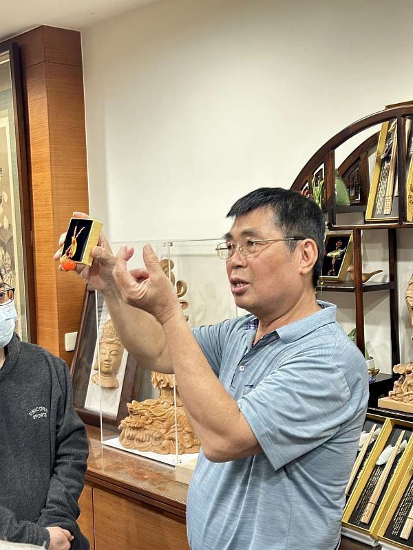 工藝巡禮葉佳讓老師向民眾展示自己的文化創意作品。
