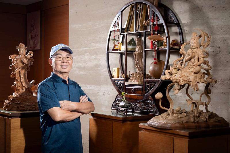 葉佳讓老師與其作品合影。