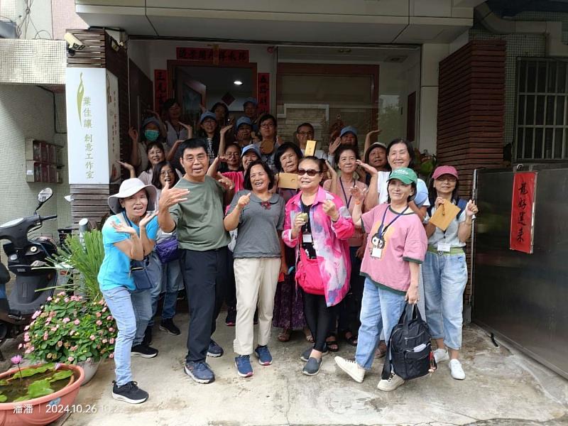 工藝巡禮葉佳讓老師及師母與民眾在工作室前合影。