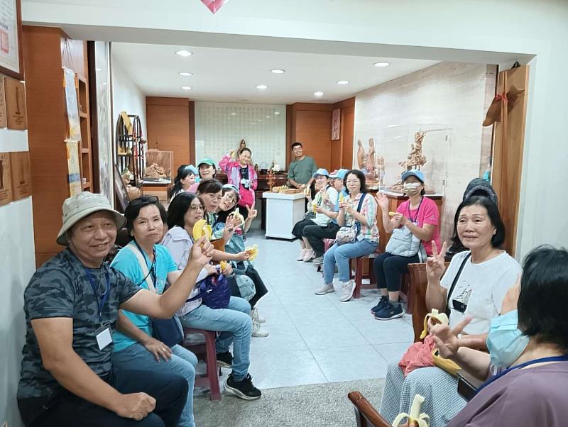 工藝巡禮葉佳讓老師與民眾互動。