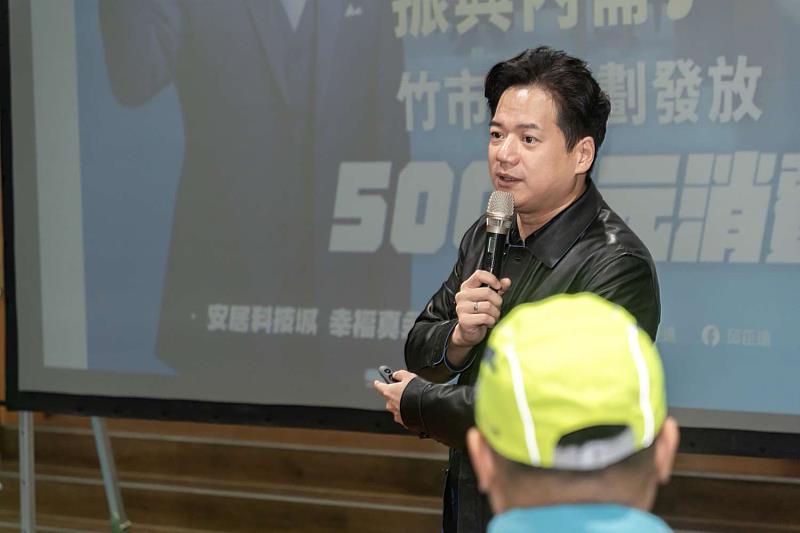 代理市長邱臣遠向里民報告市政建設最新進度。