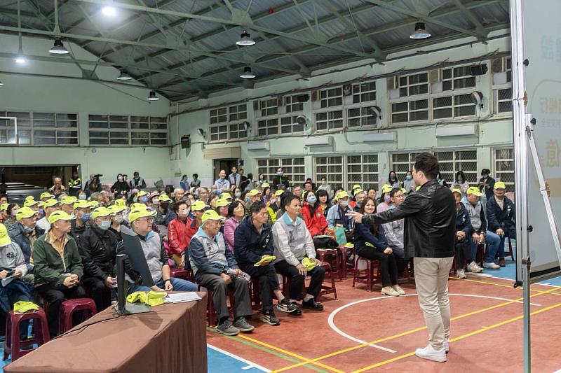 代理市長邱臣遠向里民報告市政建設最新進度。