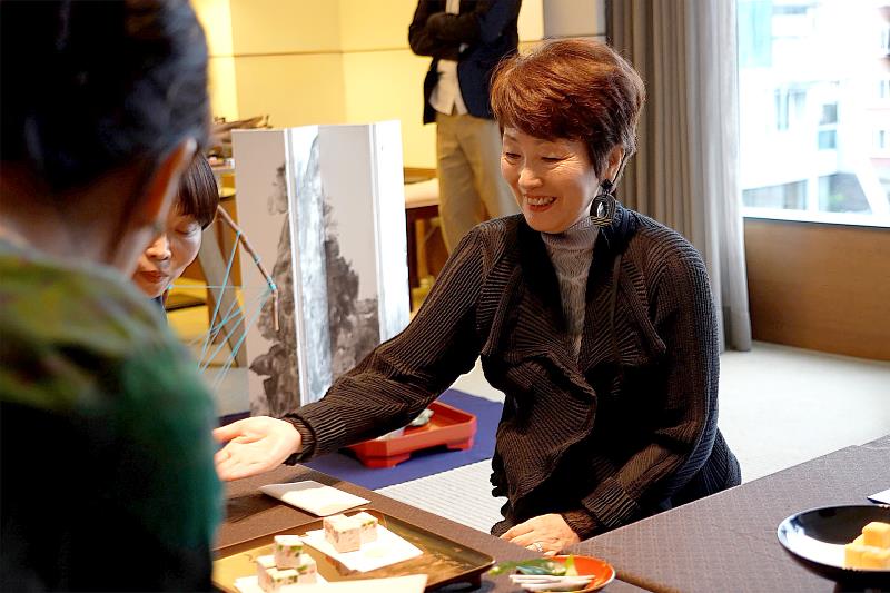 京都百年品牌「西川貞三郎商店」社長西川加余子介紹茶席主題。