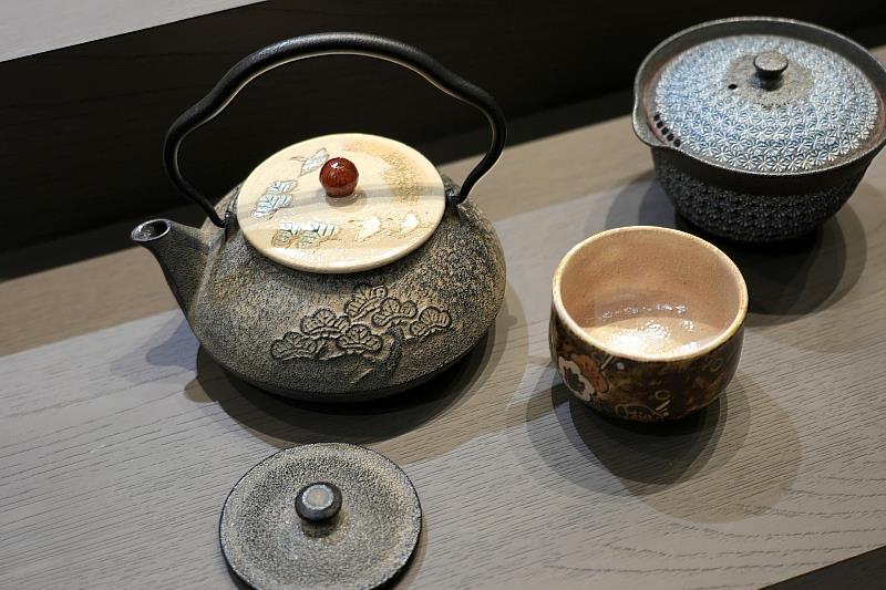 西川社長的玩心之作,以一壺配兩蓋(左),方便使用者隨情境搭配。