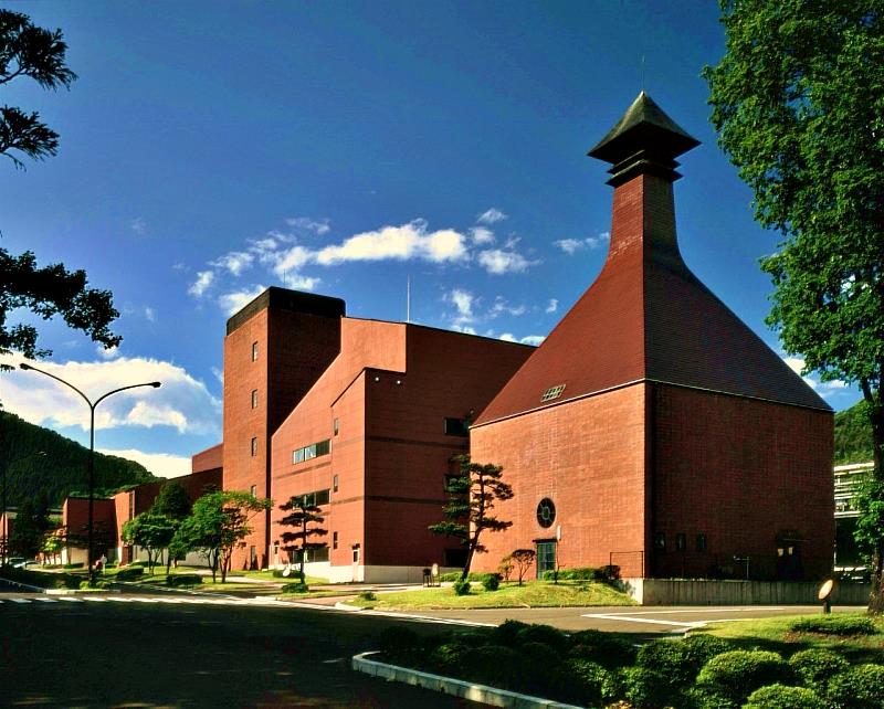 宮城峽蒸餾所位於仙台市西北邊約25公里處,氣候涼爽,被茂密的綠色植物環繞,清澈的新川和廣瀨川在這裡交滙,是2014NHK連續電視小說日本威士忌之父「阿政」的主人翁竹鶴政孝在宮城縣所建立的蒸餾所。