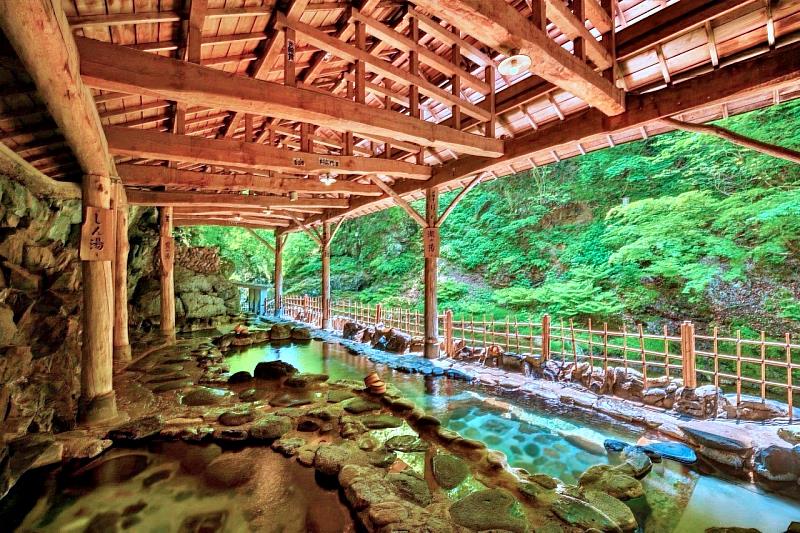 作並溫泉至今仍備受歡迎,吸引遊客前來享受露天浴池、岩石浴池、立湯等多種溫泉巡禮,以及被群山、潺潺的溪流聲和小鳥的啁啾環繞的質樸與溫暖感覺。