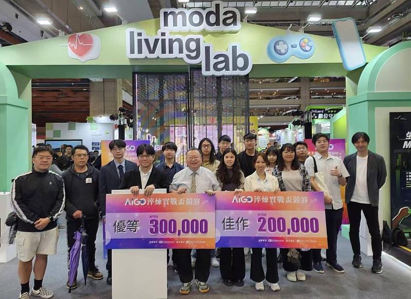 資工系特聘教授張志勇所帶領的「人工智慧與產業技術實驗室」，拿下優等獎30萬及佳作獎20萬元。（圖／淡江大學提供）