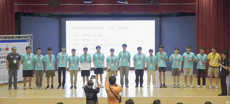 資工系大二同學吳彥澂、陳柏安、林佳勳（右6-8）組成的「TKU_fromGPT」隊，2025 ICPC勇奪銅牌。（圖／淡江大學提供）