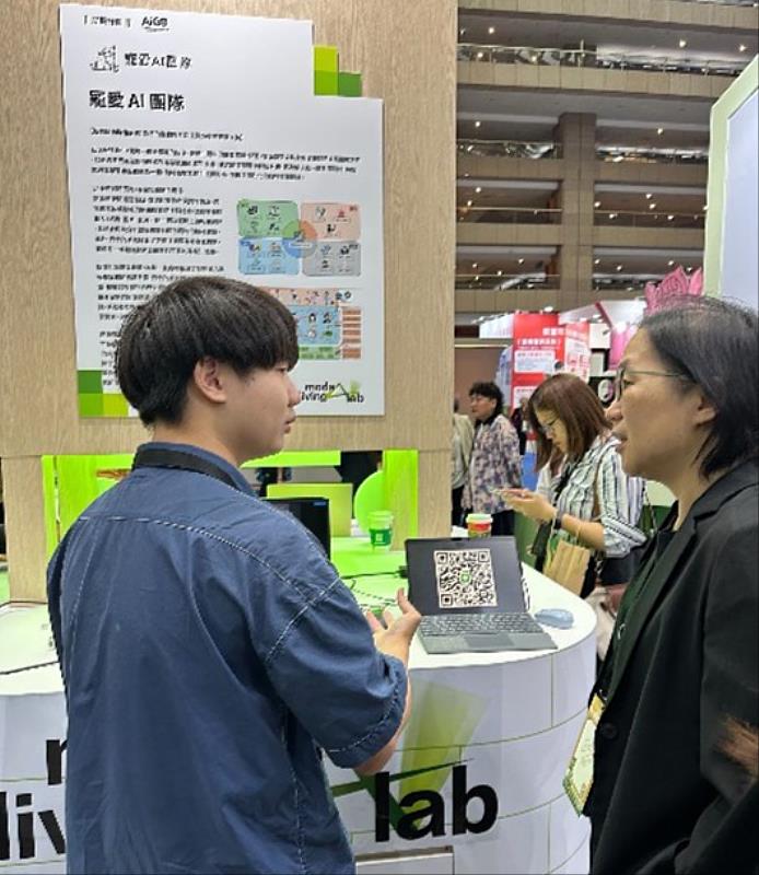 AI系大三生丁聖懿（左）向數位發展部侯宜秀次長講解團隊新創計畫。（圖／淡江大學提供）