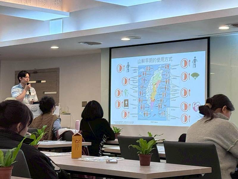正威生物科技陳宣任經理說明山蘇在各原住民族群的使用方式。