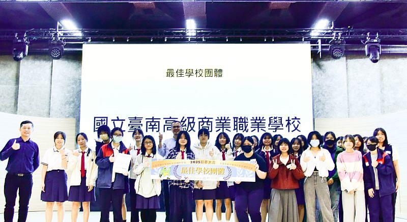 國立臺南高商榮獲「最佳學校團體獎」。圖為南臺科大數位設計學院院長陳炳彰、副院長黃永銘與臺南高商學生團隊合影。