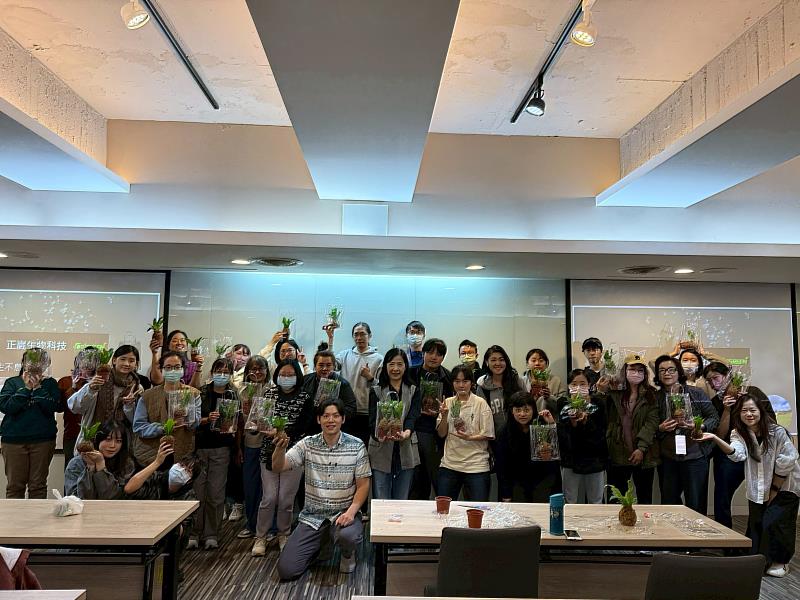 全體參與工作坊的學員與講師合影。