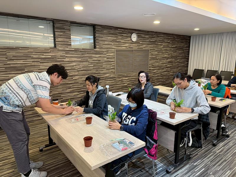 講師親自指導學生如何用魚線將水苔固定。