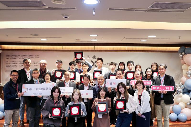 朱順一董事長表示，回饋學校、設立獎學金，希望幫助更多努力向上的青年學子。