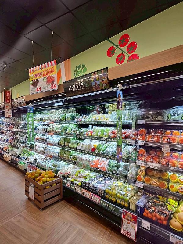 「崁頂中正」規劃小農直採專區,販售超過60款品項,支持台灣在地友善農業。