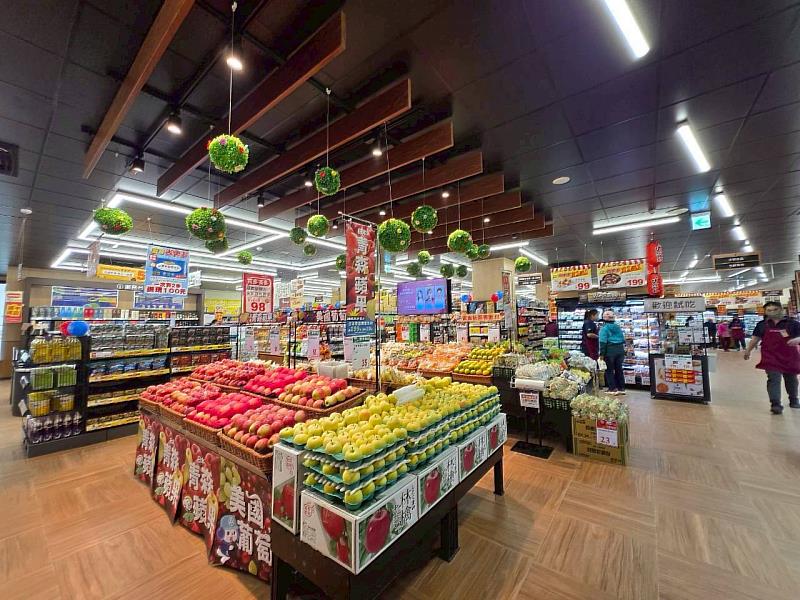 「崁頂中正」設置新鮮蔬果平台,滿足民眾採買需求。