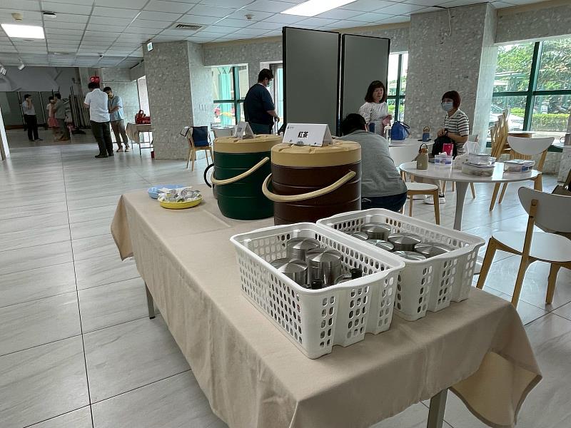 辦理說明會提供茶水與循環杯。