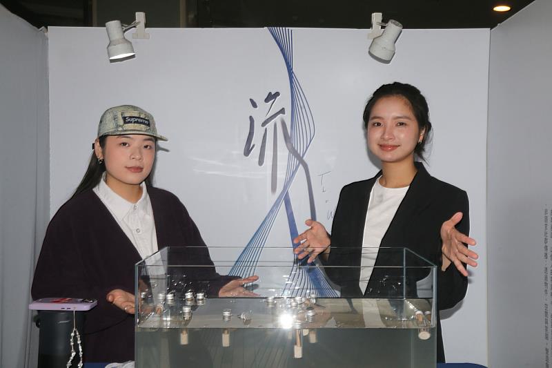 世新口傳系專題《流》以大水缸呈現「人生如河」的意象,讓觀眾透過互動傳遞故事。(世新大學提供)