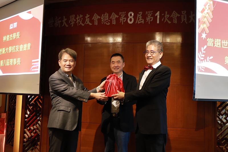 世新大學校友會總會第7屆與第8屆理事長交接,象徵新氣象啟航。(世新大學提供)