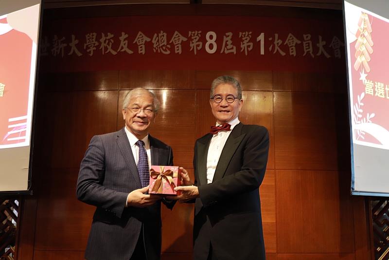世新大學校長陳清河（左）寄望新任理事長林俊杰（右）帶領校友會總會再創高峰。（世新大學提供）
