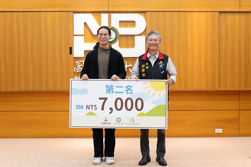 花蓮縣政府參議彭偉族與倪華恩同學合影。