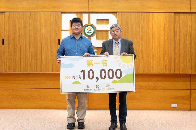 東華大學副校長張文彥與黃致豪同學合影。