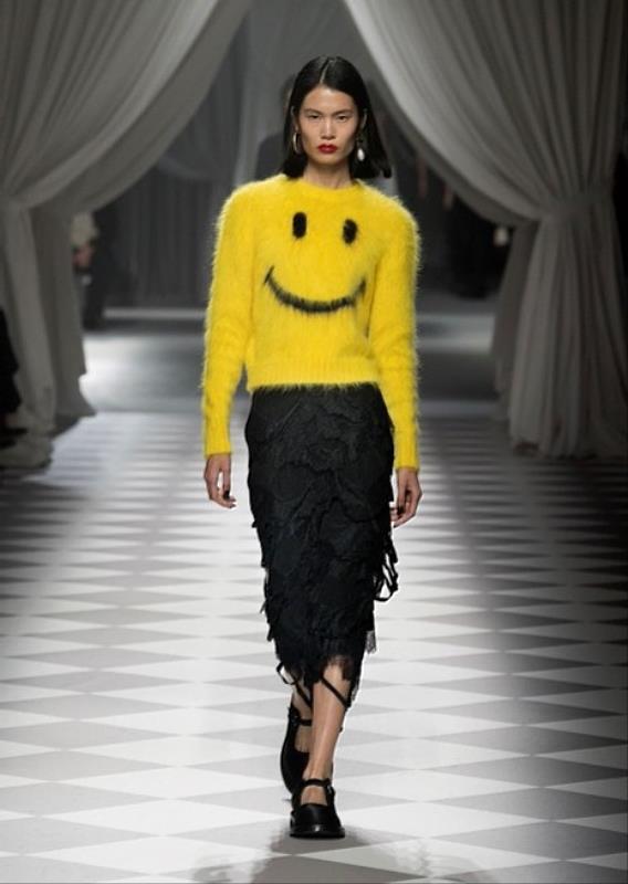 禮客內湖店祭出買到現省1萬元冬衣嚴選優惠,推薦內湖店MOSCHINO童趣笑臉毛衣,原價36,500元,特價18,250元,買到直接現省18,250元。