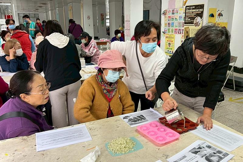 台北市黎安里里民專注老師實際操作教學（照片/校方提供）
